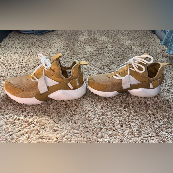 Nike Air Beige Athletic Shoes size 8.5 - Picture 4 of 9